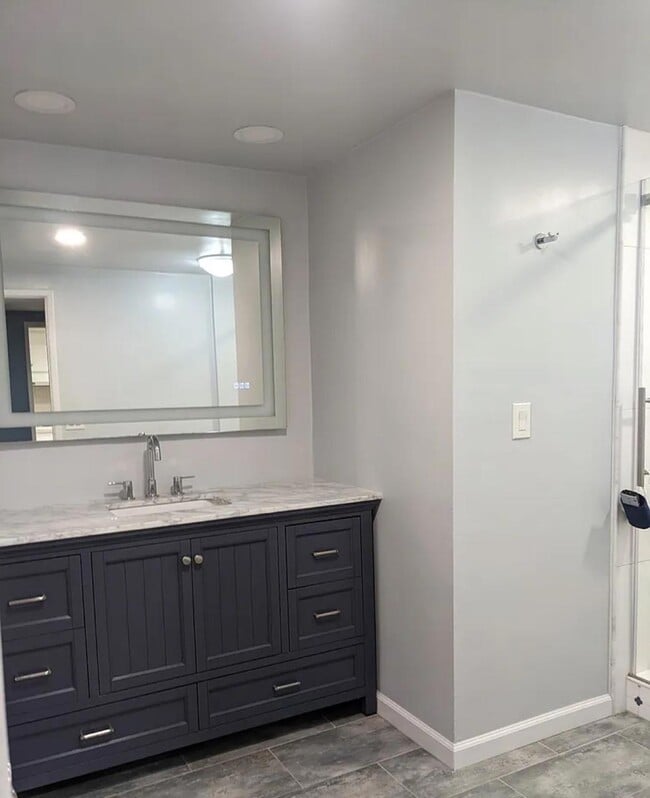 Building Photo - READY TO  MOVE IN!!