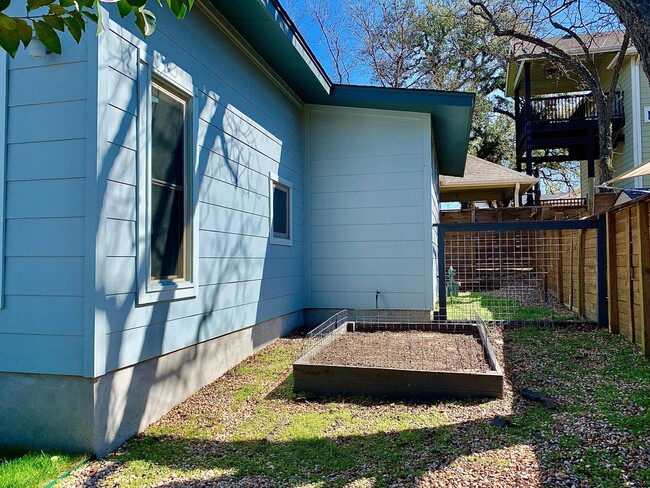 Building Photo - Modern 3 bedroom home in East Austin