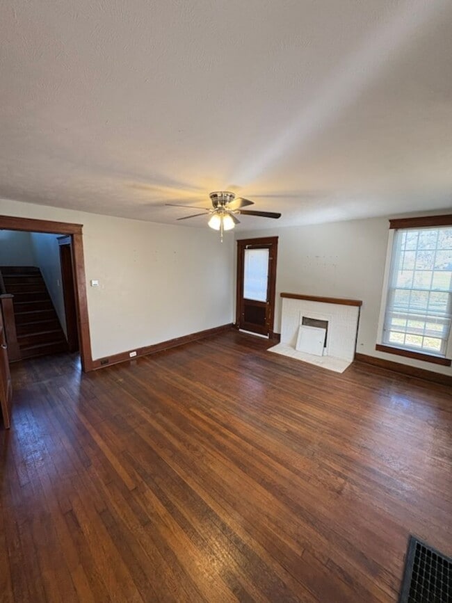 Building Photo - 420 W Old Andrew Johnson Hwy