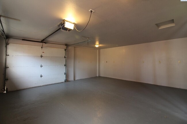 Building Photo - 3 Bed/1 Bath House in East Kennewick