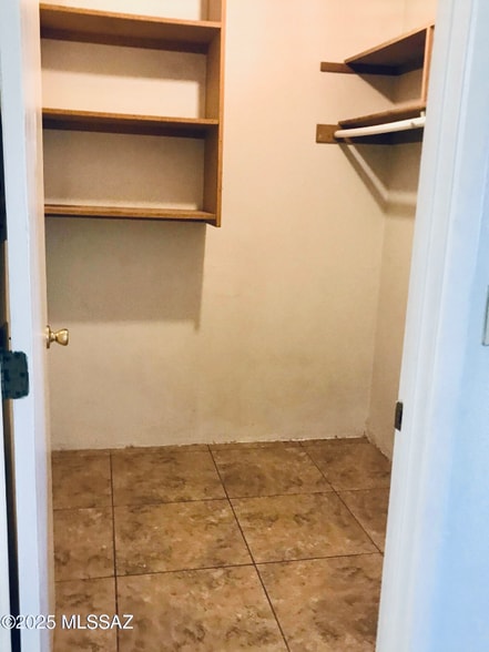 Building Photo - 3817 S Queen Palm Dr