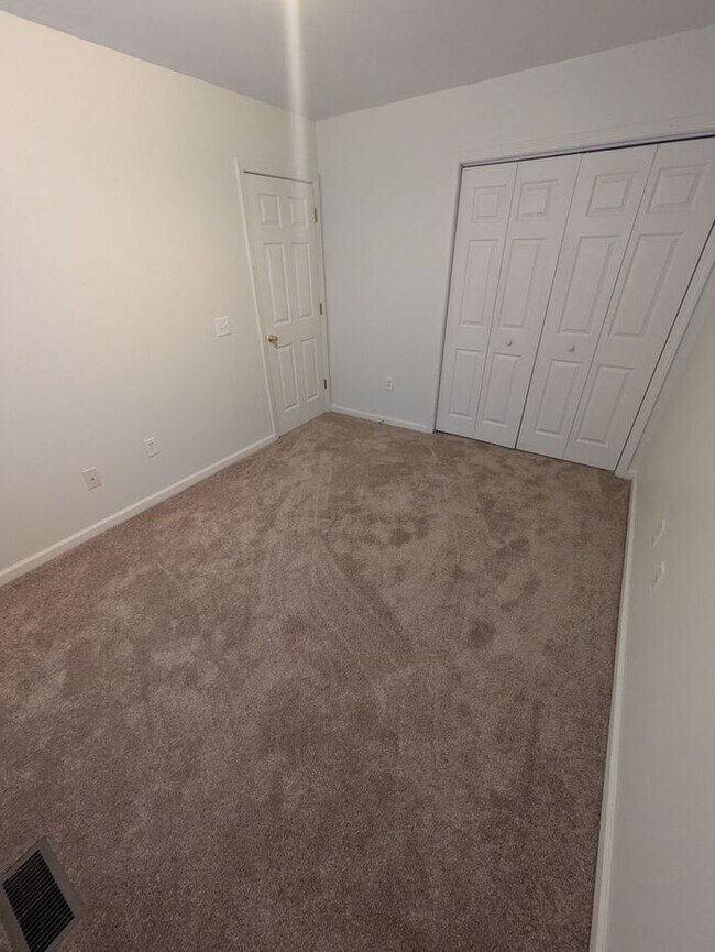 Building Photo - 2BD/1.5BA Townhome in Strawberry Patch Complex of Hickory