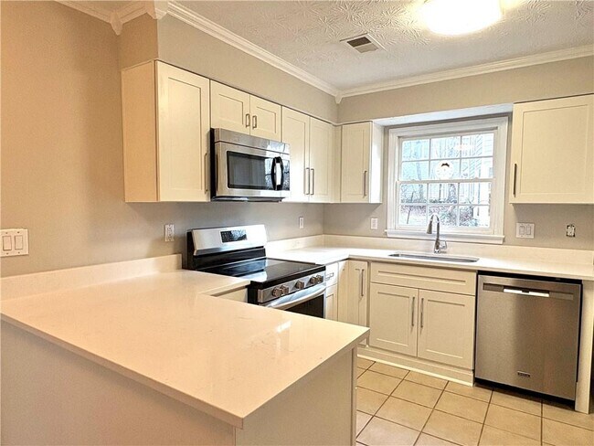 Building Photo - 1505 Yorktown Dr NW