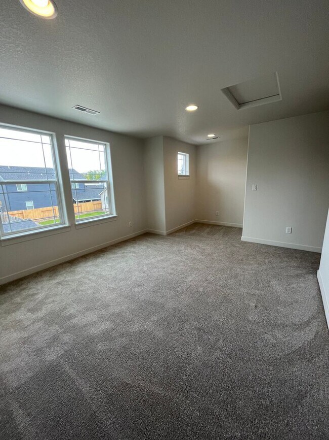 Building Photo - 3-bedroom 2-1/2 bathroom home