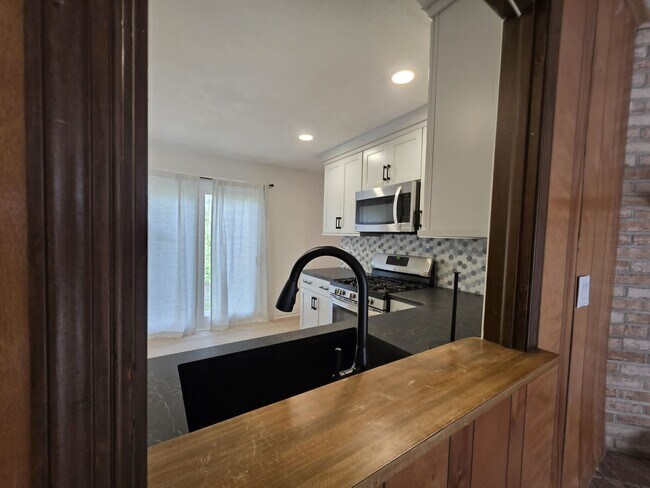 Building Photo - 8241 Robin Hood Dr