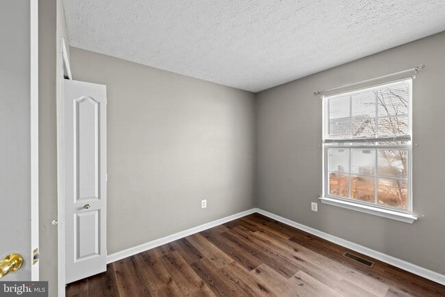 Building Photo - 8833 Hawthorne Ct