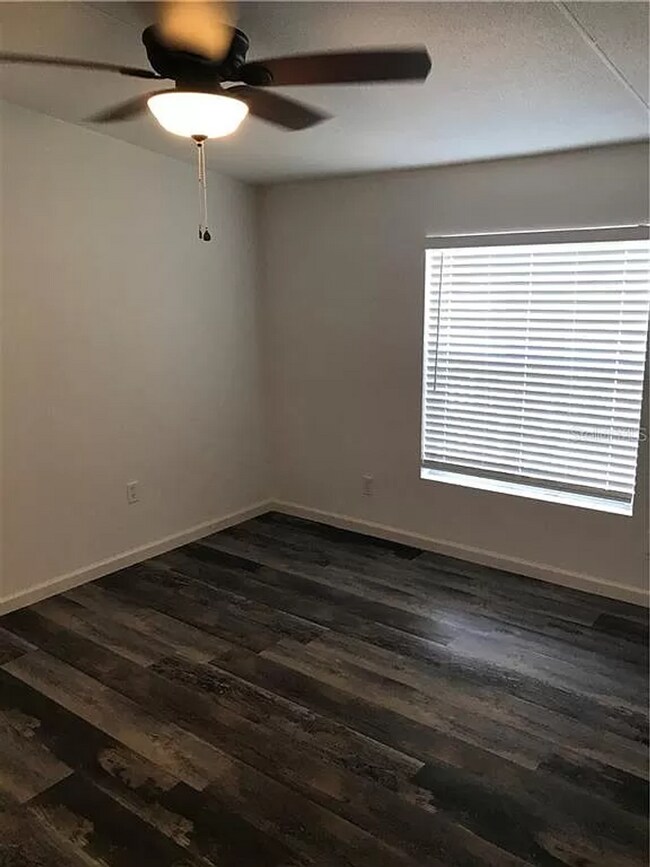 Building Photo - Updated 3 bed 2 bath