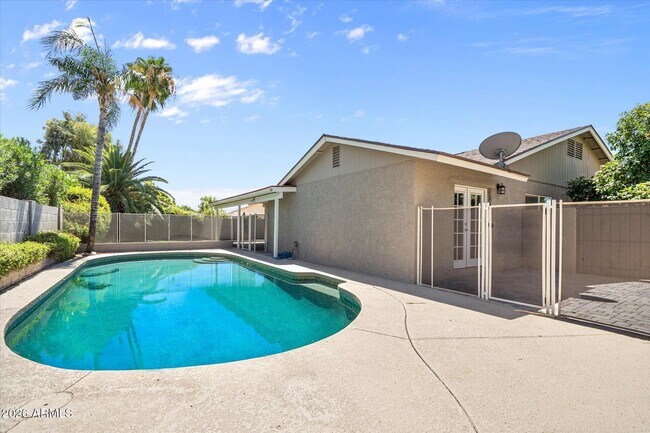Building Photo - 8642 E San Bruno Dr