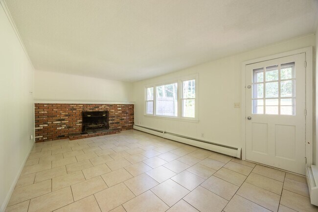 Building Photo - 5 Bedroom Split Level Single Family