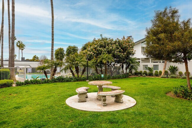 Building Photo - Upgraded Newport Beach Townhouse in Park Lido!