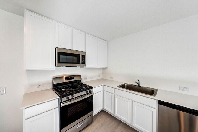 Building Photo - 1 MONTH FREE RENT WITH 18 - 24 MONTH LEASE!!! AVAILABLE THROUGH MARCH ONLY!