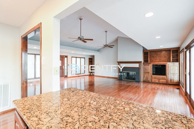 Building Photo - 123 Tiger Ln