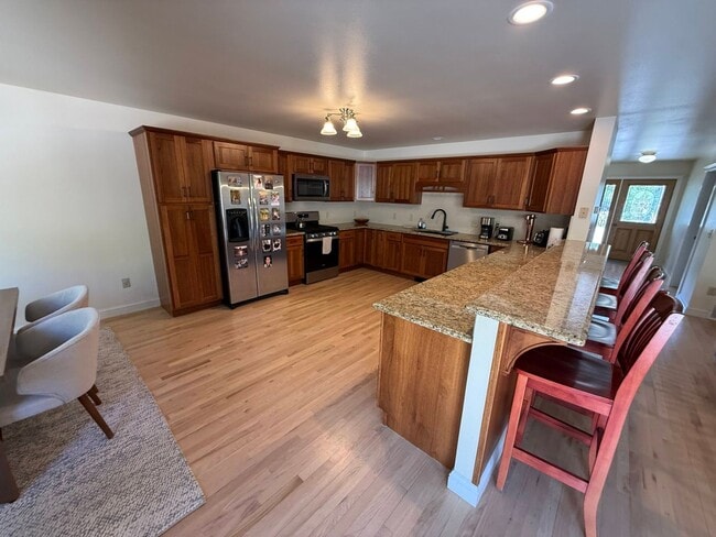 Building Photo - 3 Bed 2 Bath Large Beautiful Home