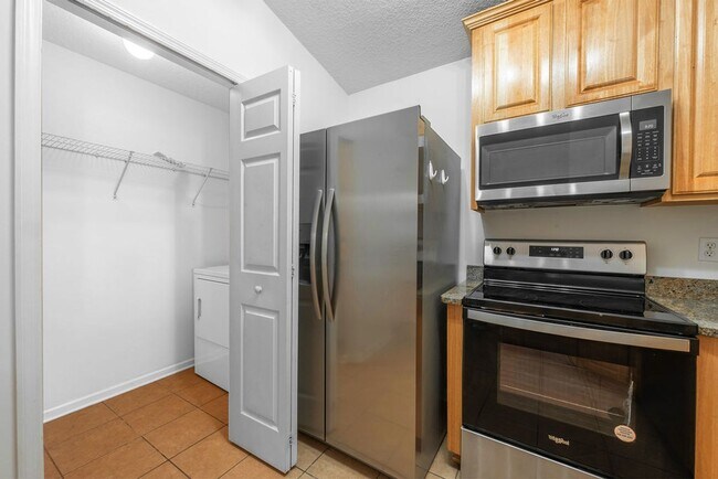 Building Photo - Jax Beach Condo Close to Everything