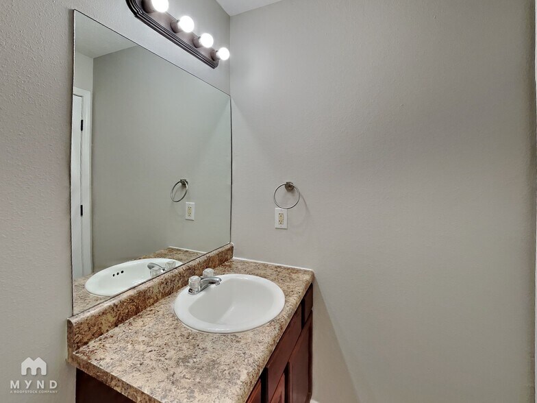 Building Photo - 624 S Mahn Ave