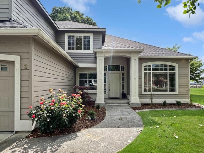 Building Photo - 4 Bedrooms Plus an Office Steps from the R...