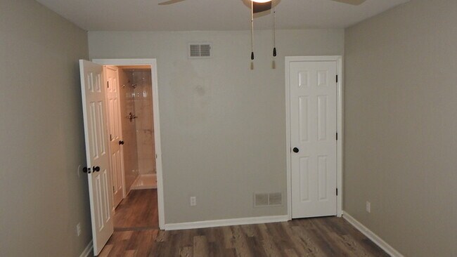 Building Photo - Incredibly spacious 4 bedrooms and 2 baths top-floor duplex located on Elmwood Ave in Kansas City...