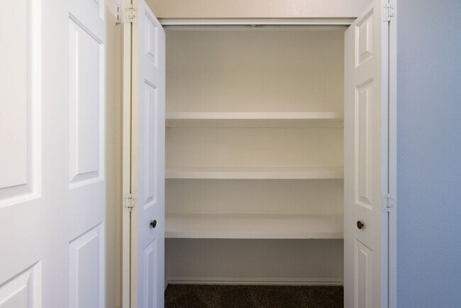 Building Photo - Spacious Updated Townhome in Downtown St. ...