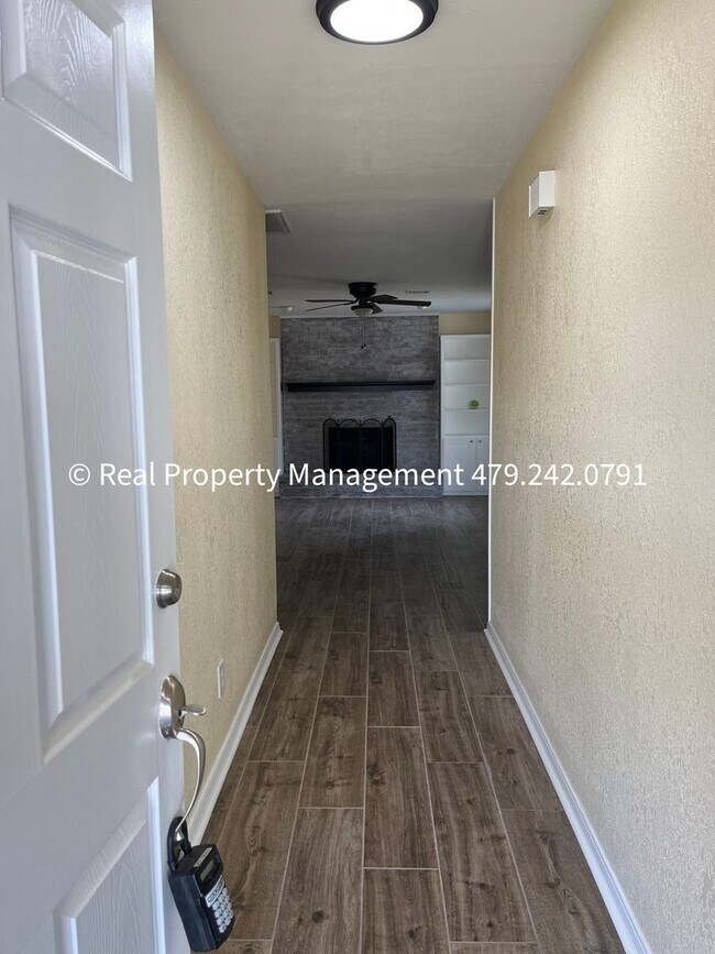 Building Photo - MOVE IN READY! Beautiful 3B/2B Newly Remod...