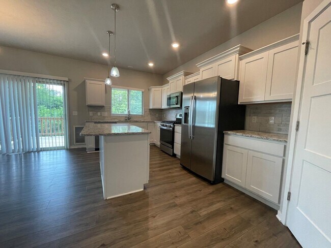 Building Photo - Large Home in Bellevue for Rent!