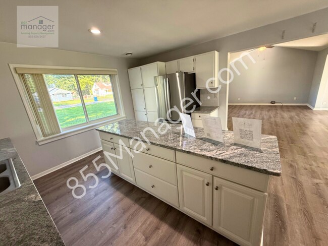 Building Photo - Updated 4-Bedroom with Primary Suite & Fen...