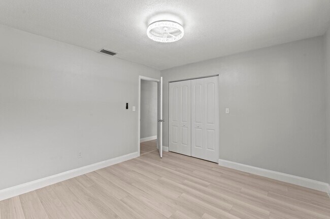 Building Photo - 534 E Del Monte Ave