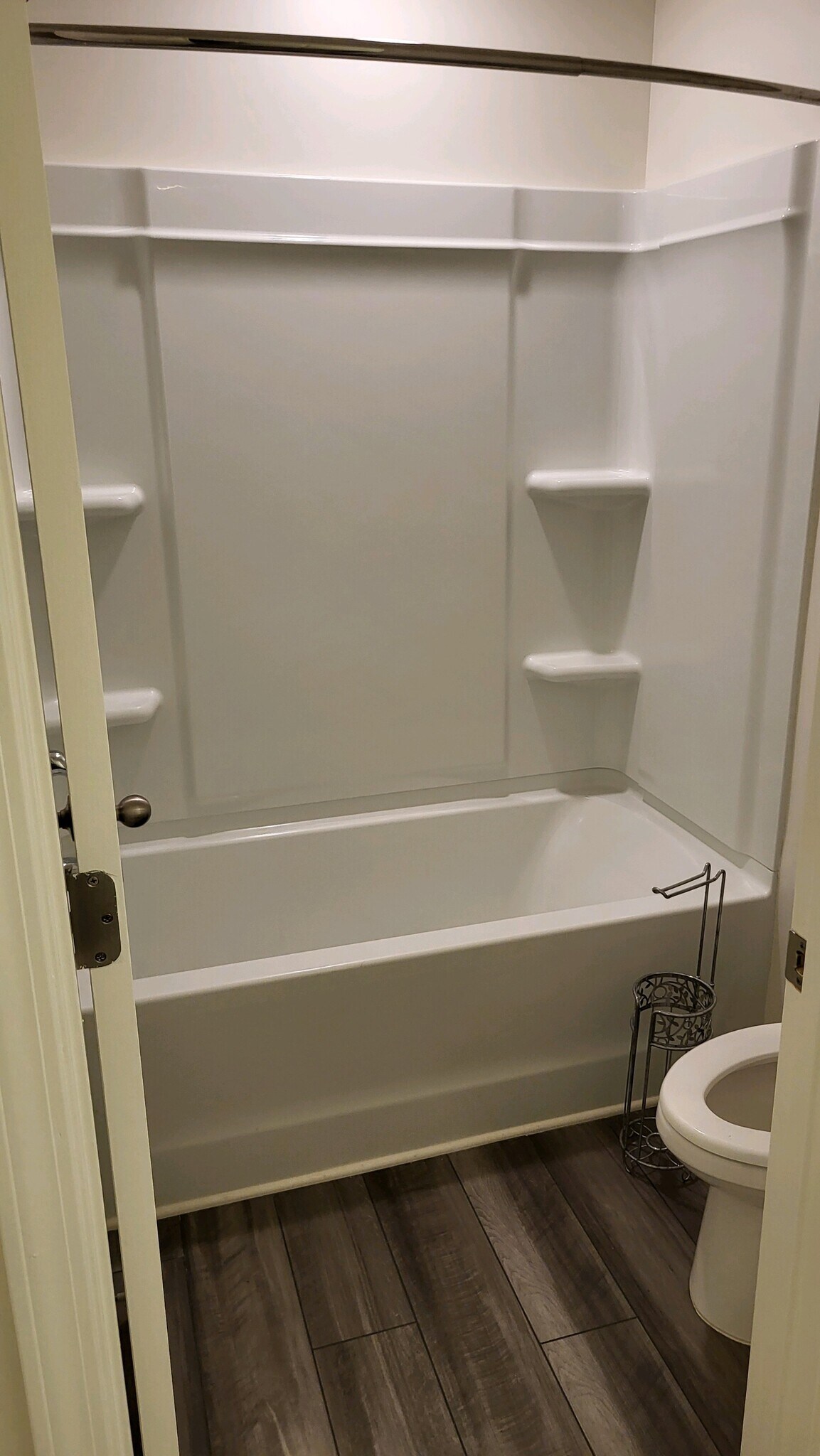 Guest Bath Tub - 3405 Walker Dr