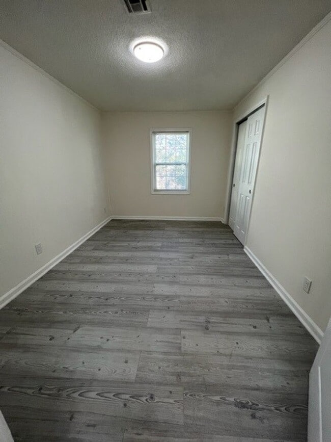 Building Photo - 3 Bedroom, 1 Bath Home
