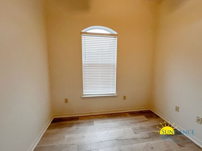 Building Photo - Custom details in this show stopping Crestview home!