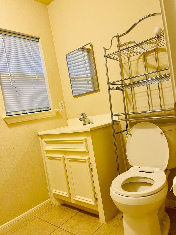 Building Photo - 802 E 28th St