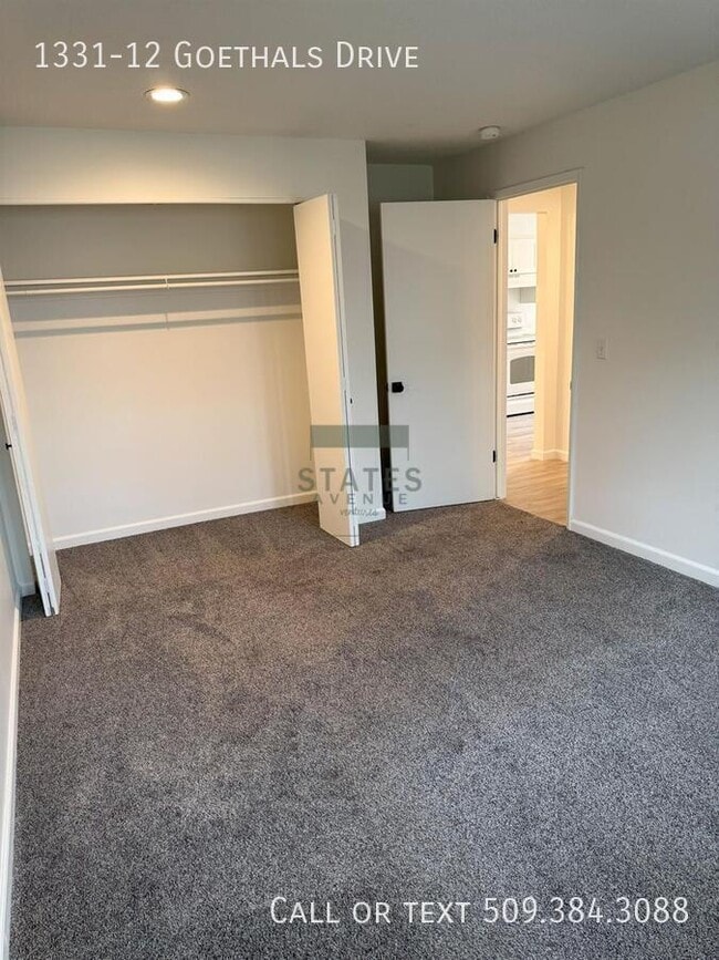 Building Photo - 1331 Goethals Dr