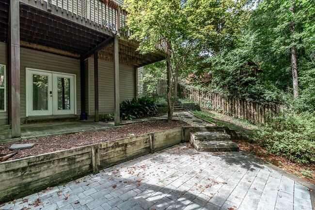 Building Photo - Beautiful 3 bedroom, in-law plan, Family Home in Martinez!  Walk to school!