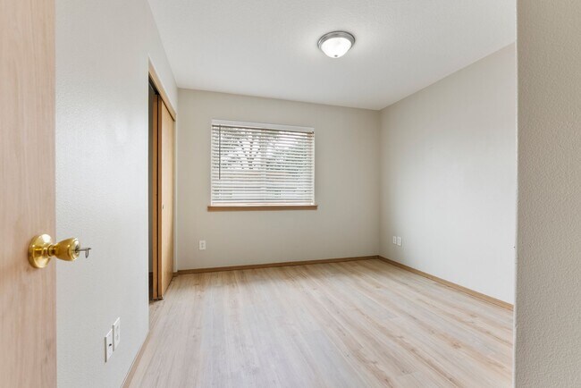 Building Photo - 5Bed/2.5 Bath House available