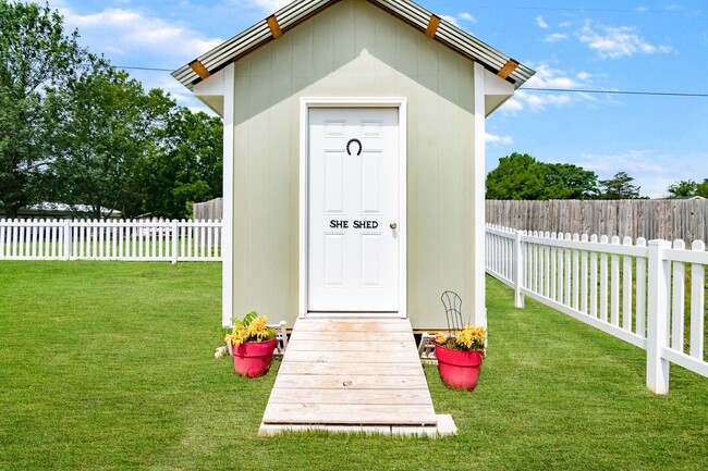 Building Photo - 3 bedroom 2 bath 2 Car Garage with fenced yard  for rent, Hollister, MO