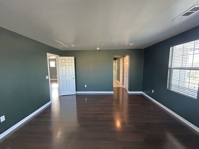 Building Photo - NATURE TRAIL CHINO  (5 BED, 2.5 BATH)