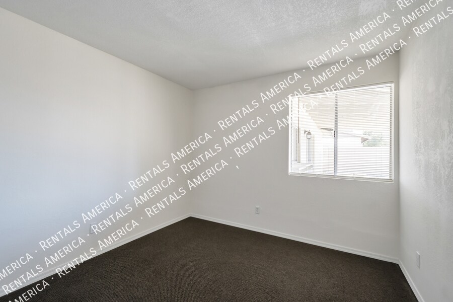 Building Photo - 552 W Kilarea Ave
