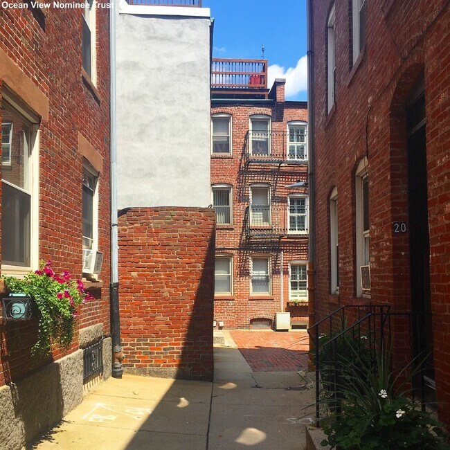 Primary Photo - 16 Hanover Ave