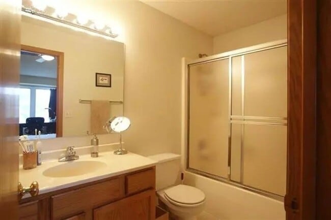 Building Photo - 2 bedroom, 2-1/2 bath end-unit condo west side Iowa City