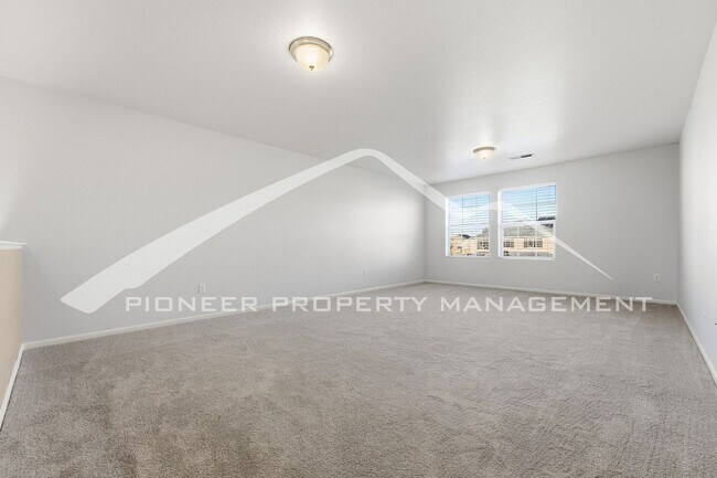 Building Photo - Gorgeous Home with Central AC and Washer/D...