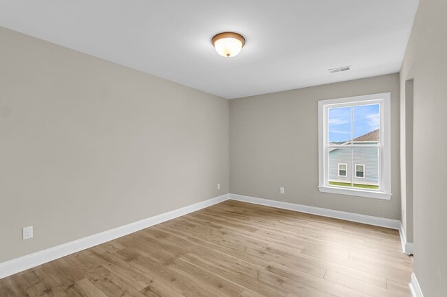 Building Photo - 687 Black Pine Rd