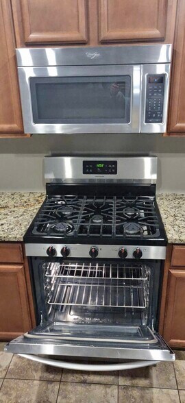 gas cooktop - 205 Ashley Dr