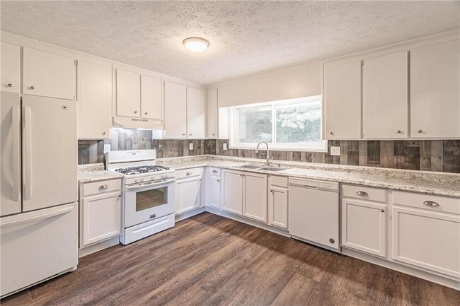 Building Photo - 495 Ansley Dr