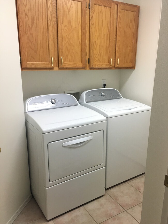 Building Photo - Your Terrace Heights Retreat- Spacious com...