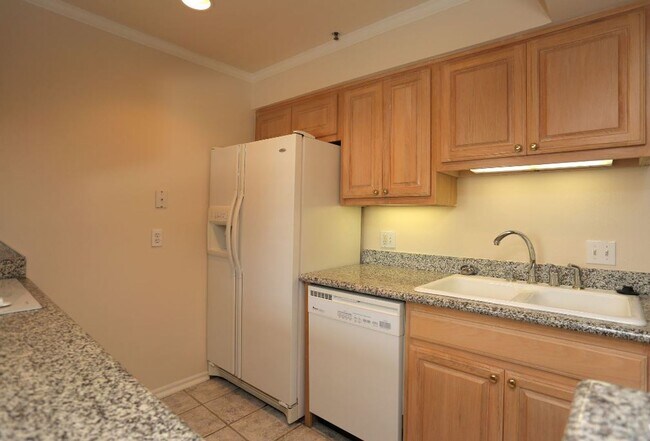 Building Photo - Beautiful large 2-bedroom 2 baths with 1 car garage in Mid Town Tulsa!!