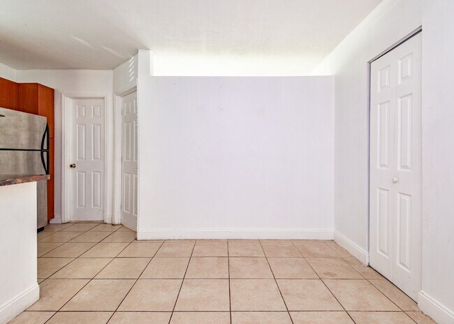 Building Photo - Bright & Modern 1-Bedroom Apartment in Pri...