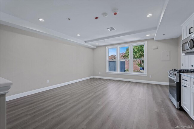 Building Photo - 110 School St