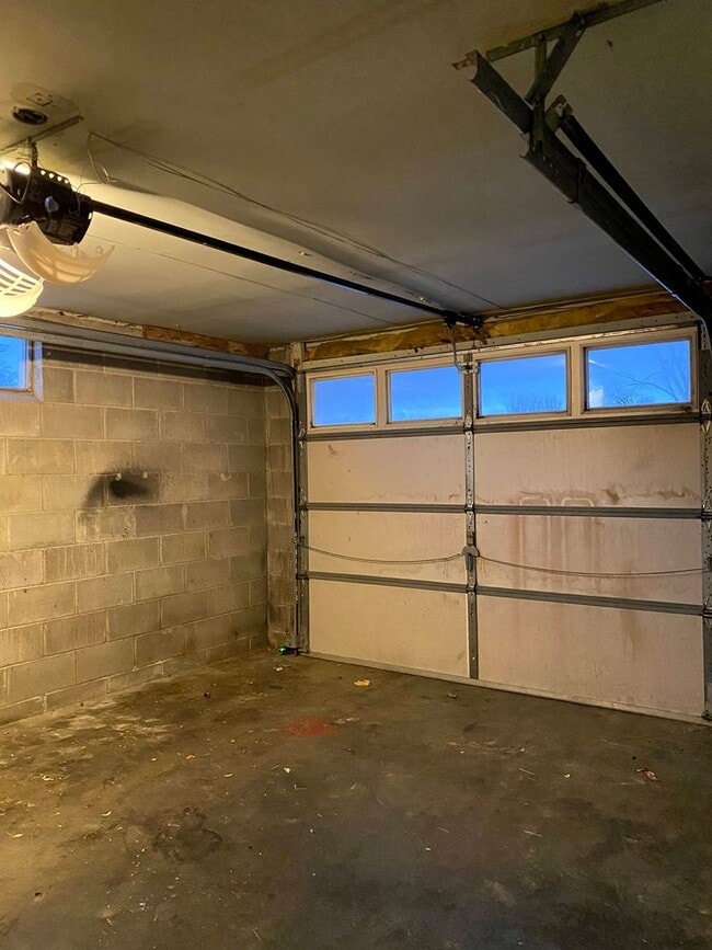 Building Photo - Beautiful 3 bed 1 bath house, over sized driveway, garage and fenced in back yard $1,595  [Move-i...