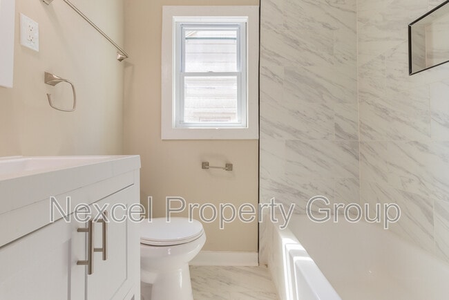 Building Photo - 1055 University St