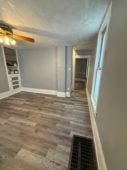 Building Photo - 831 S Lawn Ave