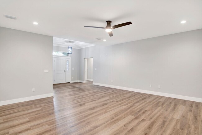 Building Photo - Spacious 2021 home close to beaches and shopping!